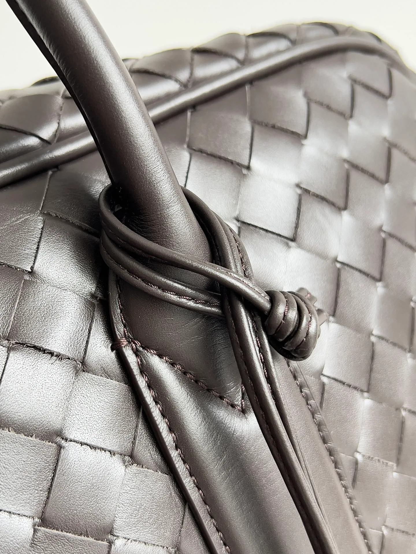 Batch 3960 Let's go on a trip✈️BOTTEGA VENETA men's travel bag is no heavier than a suitcase. The capacity and lightness of this travel bag are really suitable for short trips. The soft cow leather reduces the burden on the hands. The capacity is very nice. Style number: 765620 Size: 50*41*15cm
